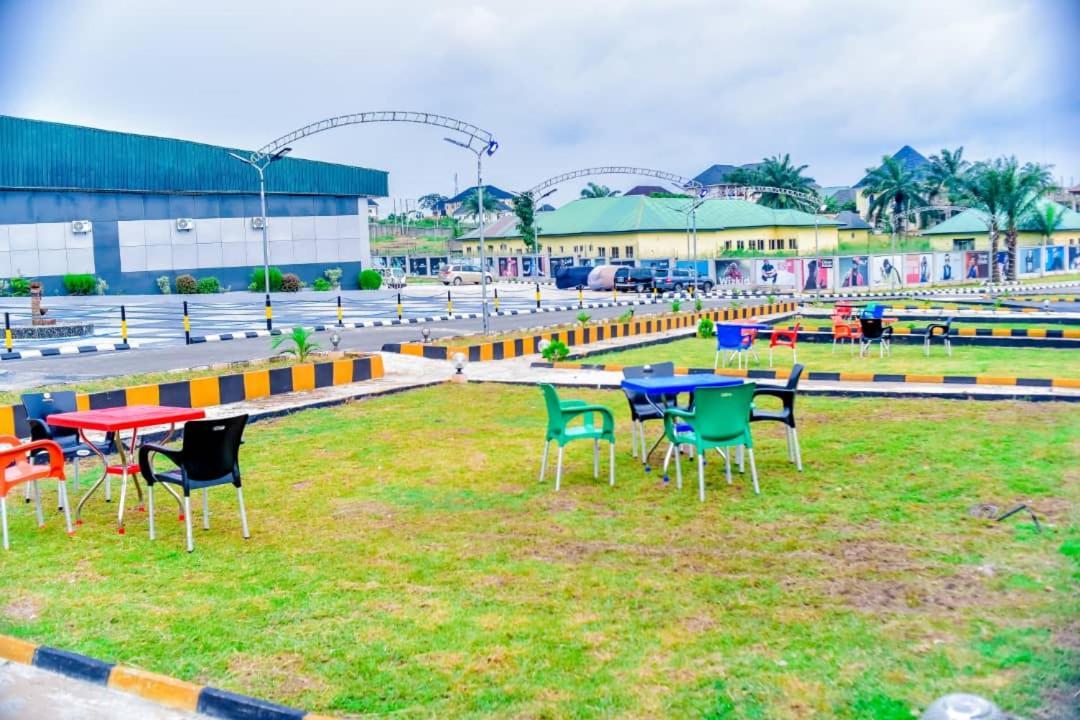 Murphy'S Mansion Resort Umuahia Экстерьер фото